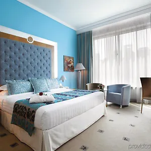 verificați disponibilitatea