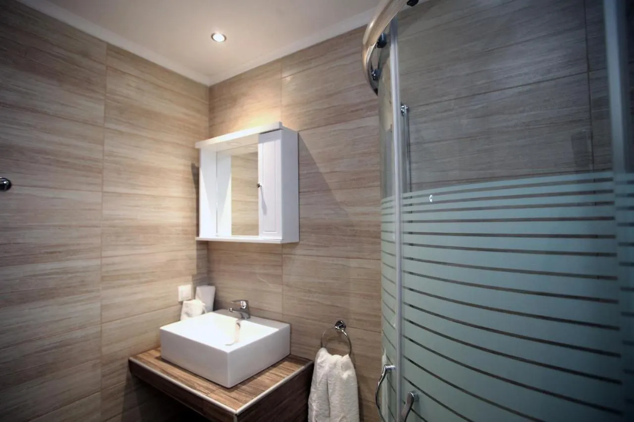 L G E Luxery Apartments Pefkochori